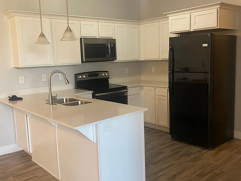 90 W Silver Springs Dr — Photo 1