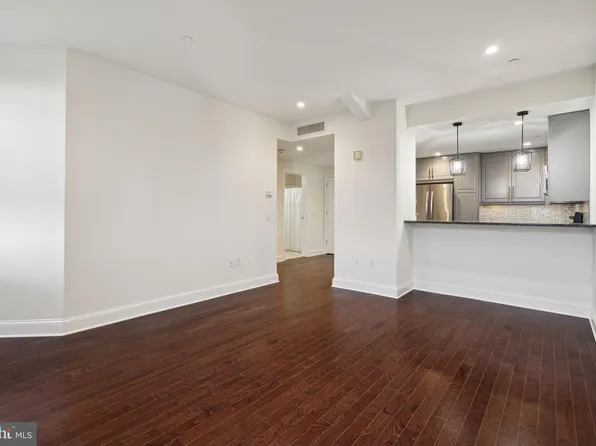 111 S 15th St APT 2108, Philadelphia, PA 19102