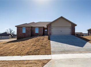 1481 Colonel Hawthorn Dr, Prairie Grove, AR 72753