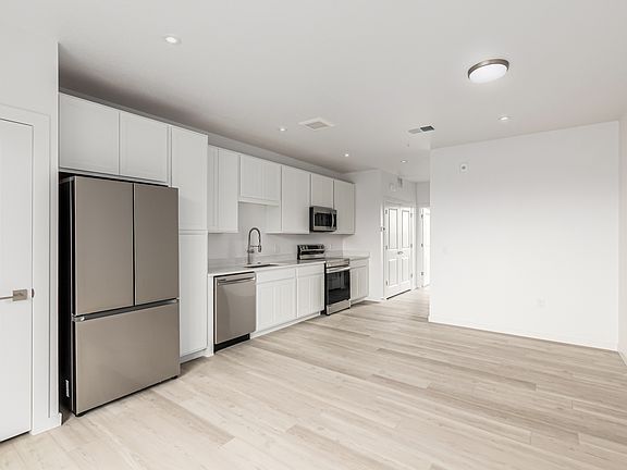4th image of 1634 N Sheridan Blvd #205