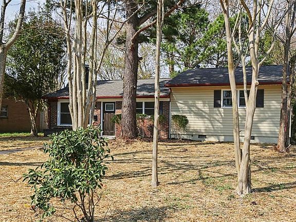 3rd image of 723 Spruce Rd