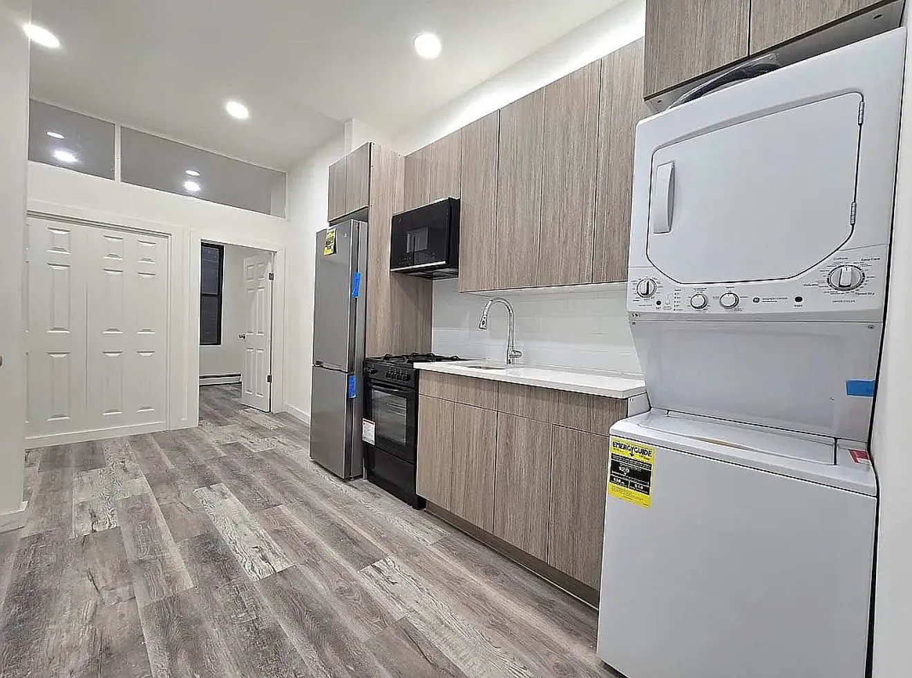 915 Broadway — Photo 2