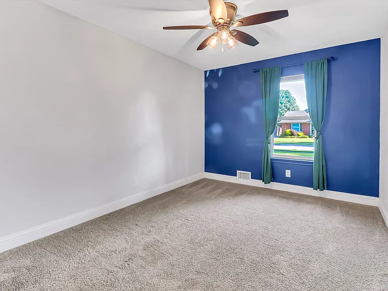623 Greenleaf Dr — Photo 12