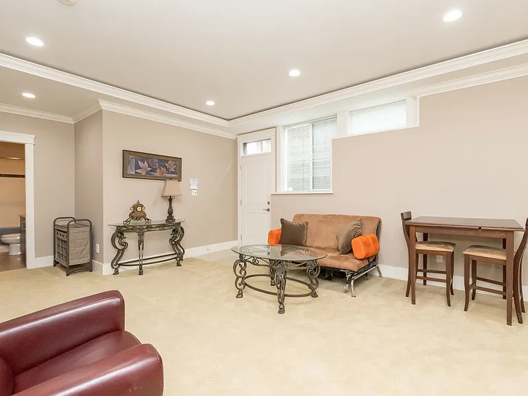4152 Hazelwood Cres — Photo 9