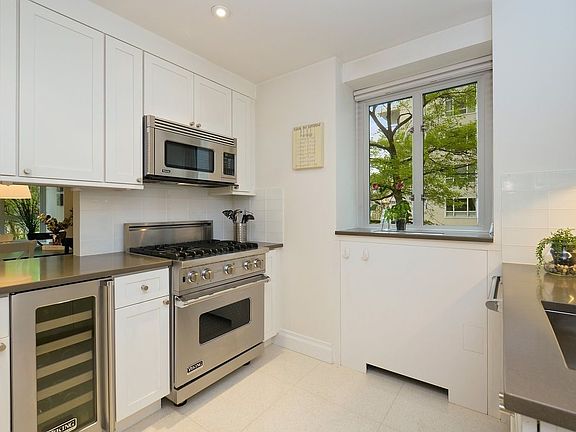 3rd image of 200 E 66th St APT B405