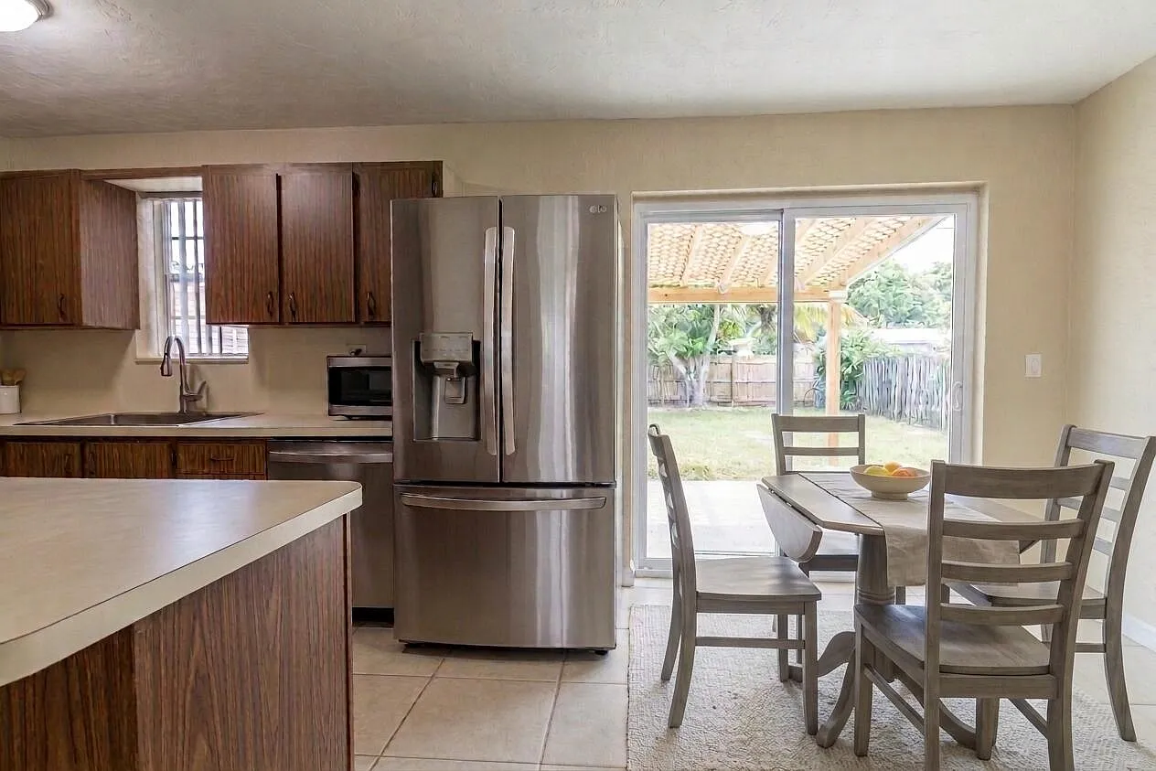 3 bed, 1.0 bath, 912 sqft, $2,700 — Photo 4