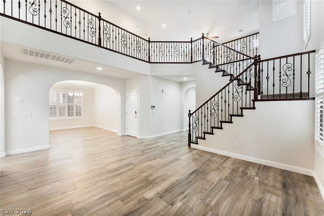 3 bed, 3.0 bath, 2744 sqft, $3,400 — Photo 4