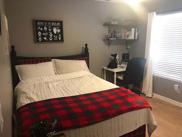 Middle Bedroom 2 Queen bed