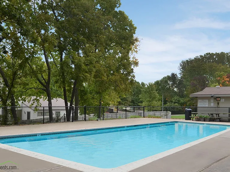 Robin Hill Apartments — Photo 14