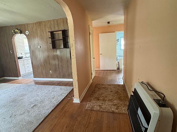 3rd image of 696 Crawford Rd
