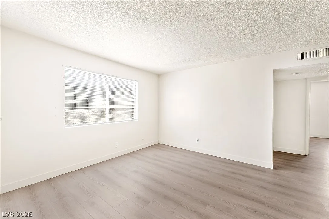 2 bed, 1.0 bath, 2980 sqft, $985 — Photo 4