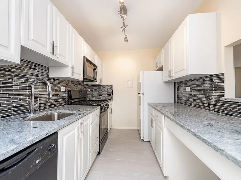 6 Whittier Pl #9D — Photo 1