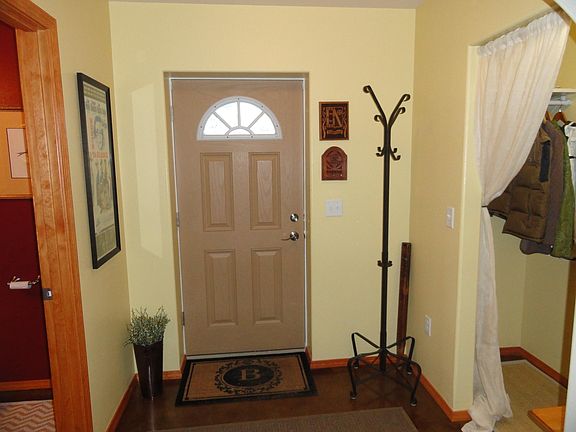 Entryway w/ Powder Room & Bench/Closet