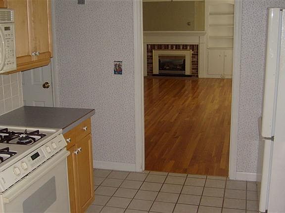 3rd image of 19 Avery Ln