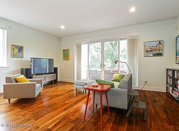 2nd image of 639 W Briar Pl APT 3W
