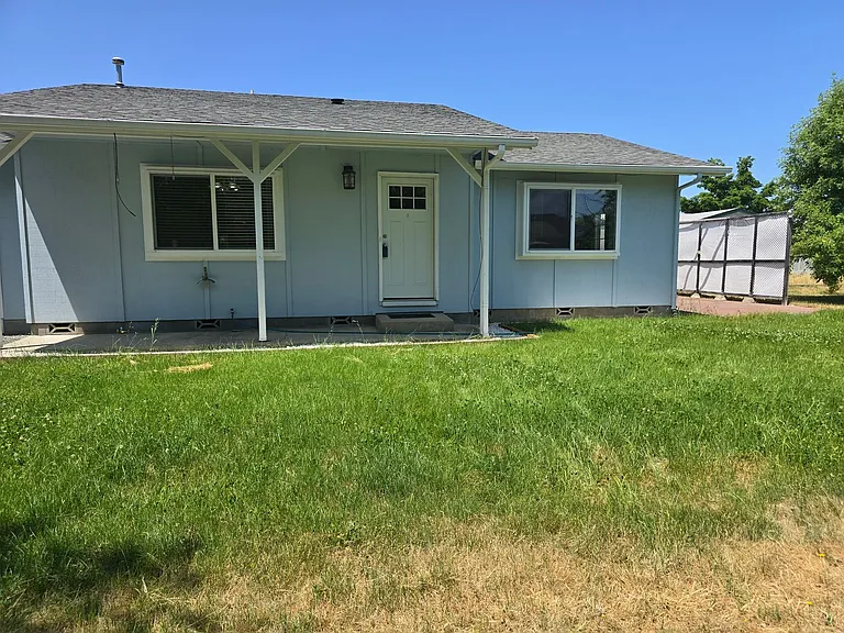 2368 Redwood Ave — Photo 4