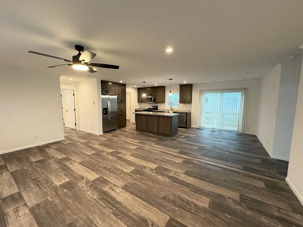 3 bed, 2.0 bath, 1460 sqft, $2,300 — Photo 2