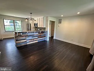 9 Centre Ave — Photo 4