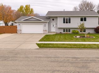 2707 Essex Loop, Bismarck, ND 58504