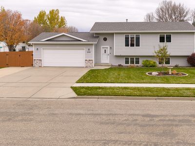 2707 Essex Loop, Bismarck, ND, 58504