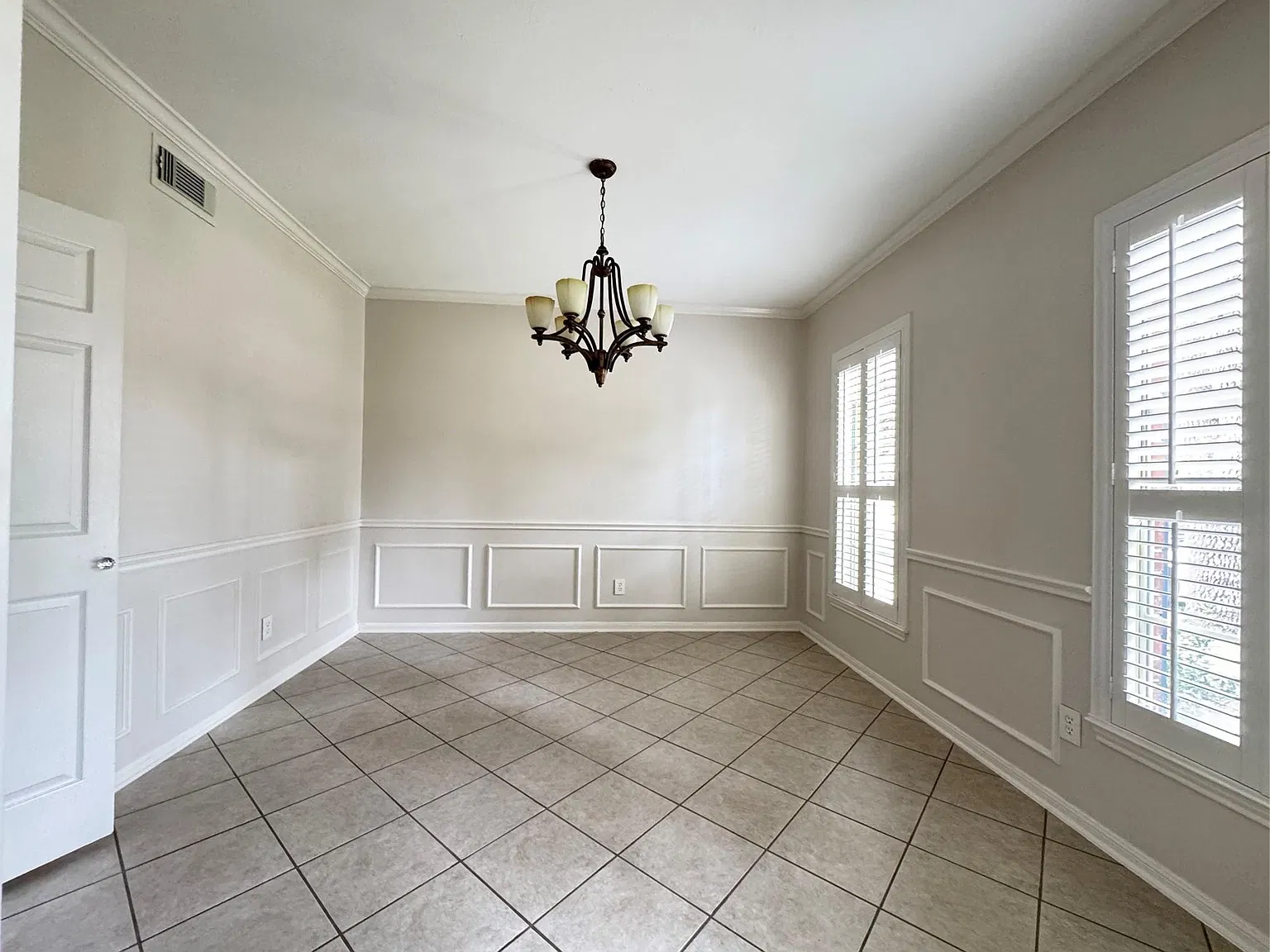 4 bed, 2.5 bath, 2442 sqft, $2,450 — Photo 3