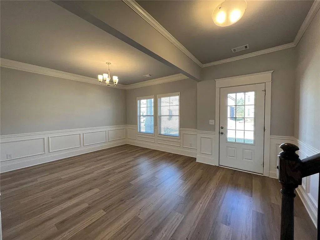 5 bed, 4.0 bath, 2850 sqft, $2,900 — Photo 2