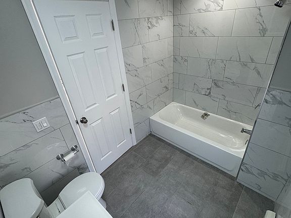 3rd image of 552 Jefferson Ave Floor 2