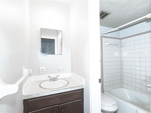 4th image of 1017 Hillside Ave #D3