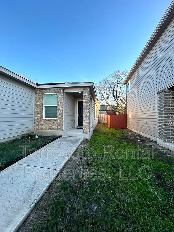Building Photo - 5910 Sandy Lake St