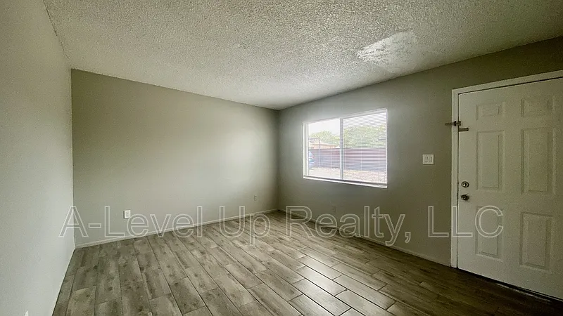 2 bed, 1.0 bath, 950 sqft, $1,100 — Photo 3