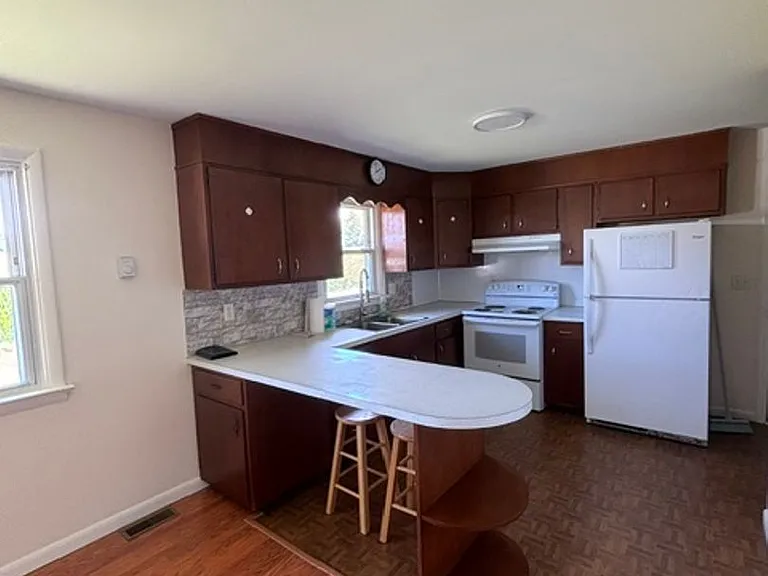 34 Locust Ln — Photo 6
