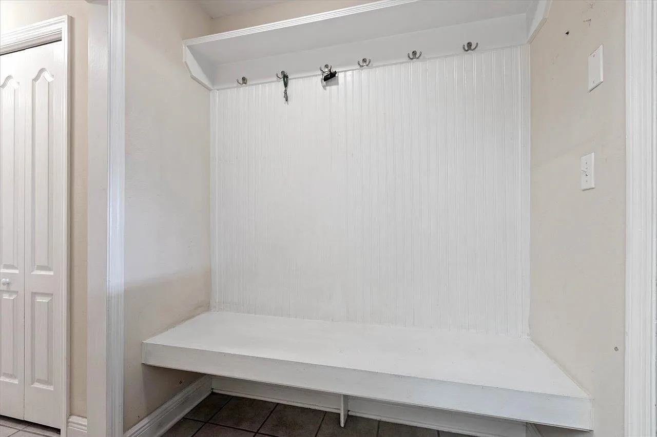 3 bed, 2.0 bath, 1987 sqft, $2,800 — Photo 3