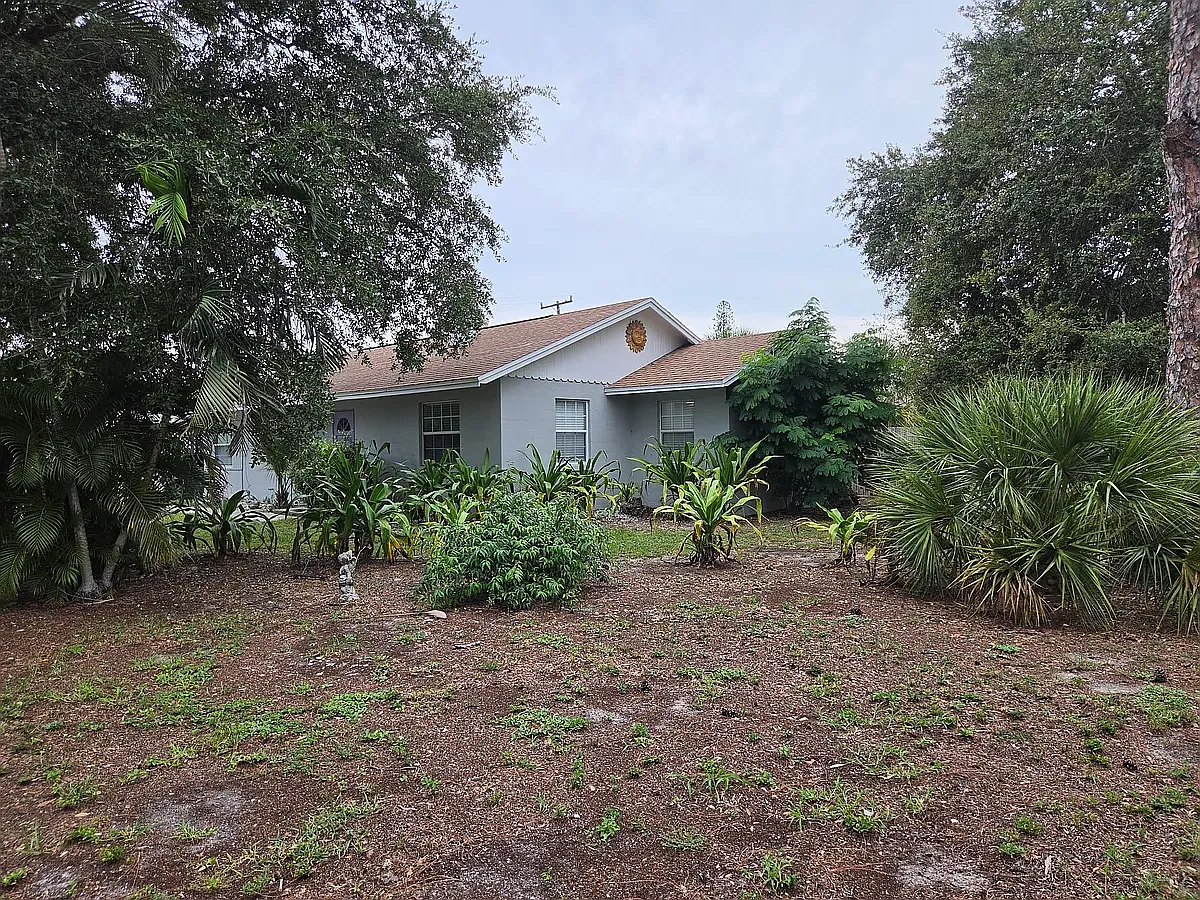 527 Edwards Dr — Photo 2