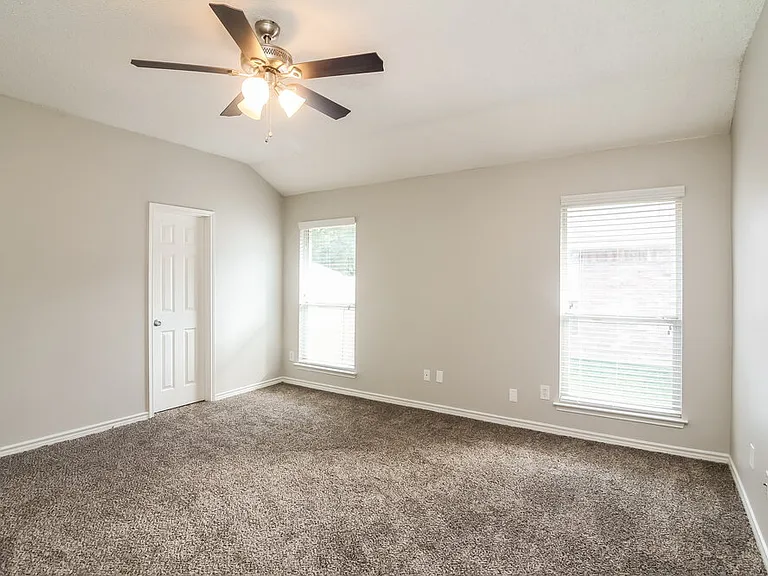 1528 Warwick Dr — Photo 7