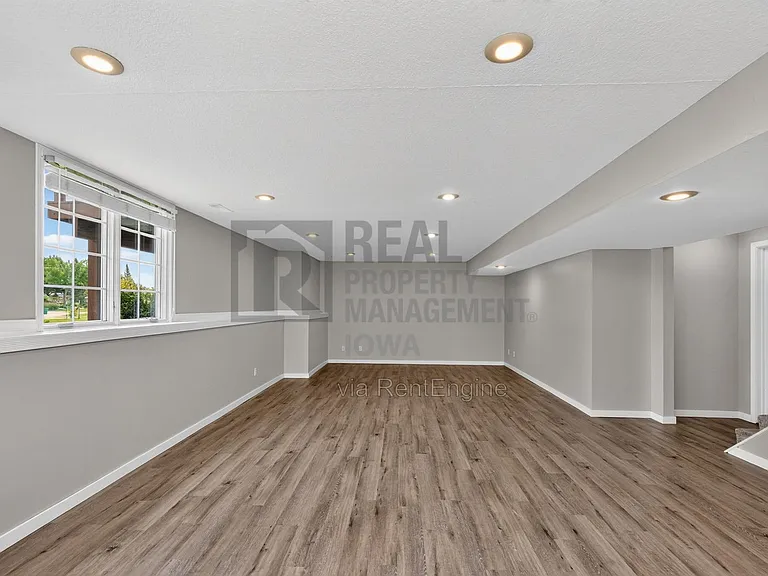 2305 NE Hanover Ct — Photo 30