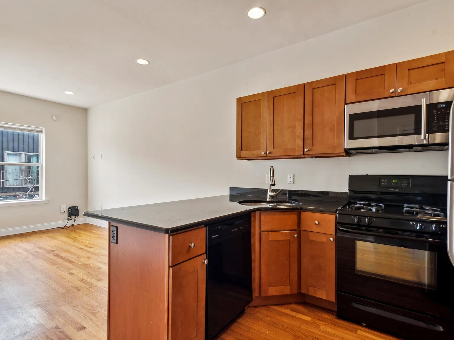 1705 Arlington St Unit B — Photo 3