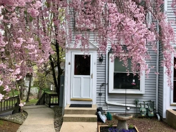 1 Colonial Ct, High Bridge Boro, NJ 08829