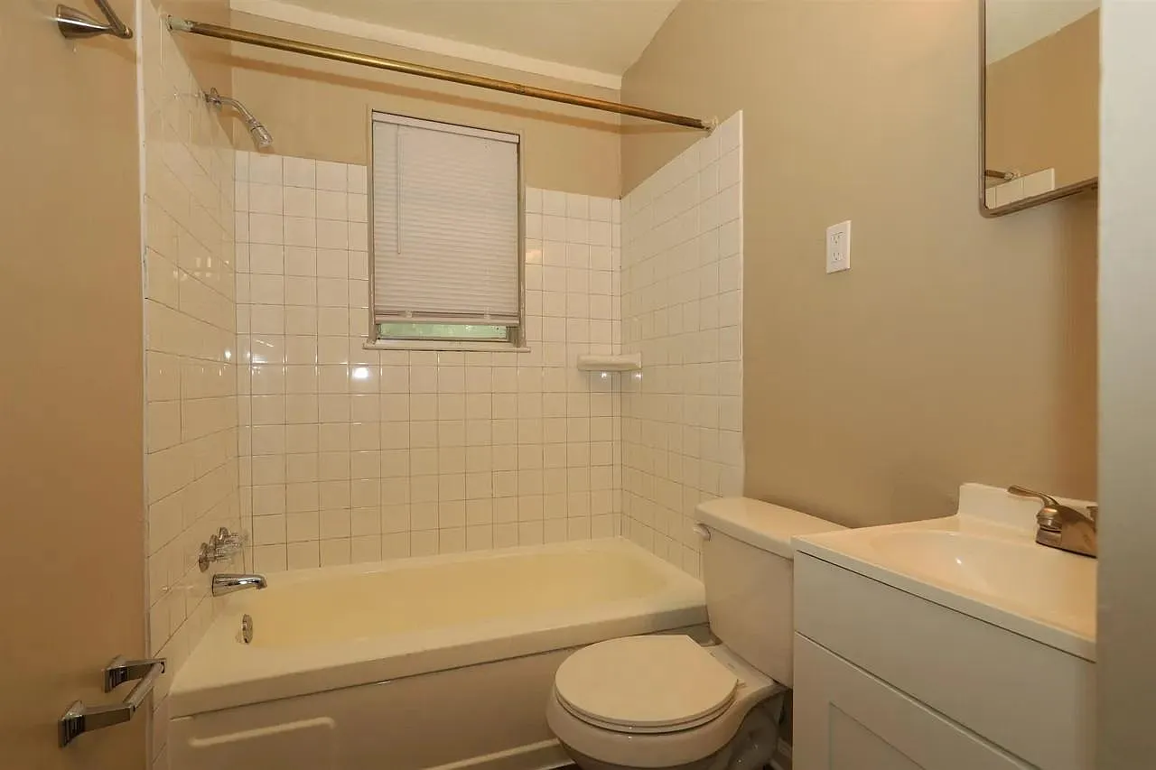3268 Powell Ave - Powell Ave. Duplex — Photo 4