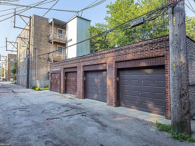 2nd image of 1900 W Leland Ave