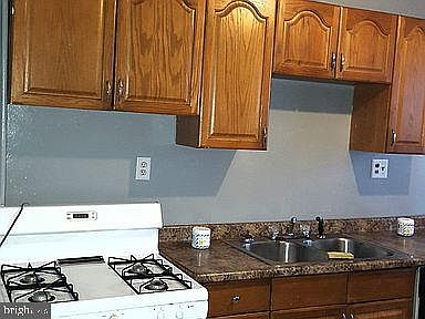 4th image of 1027 Revere Ave