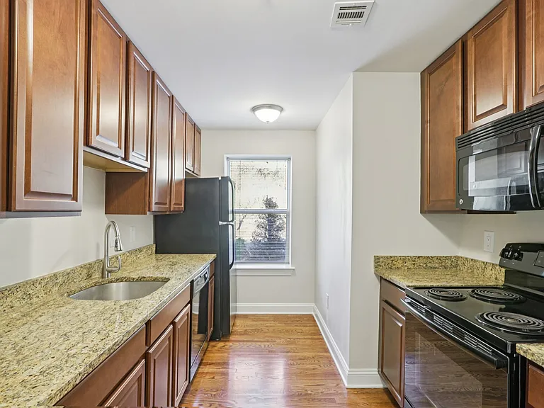 Summit Ridge Luxury Apartments — Photo 35