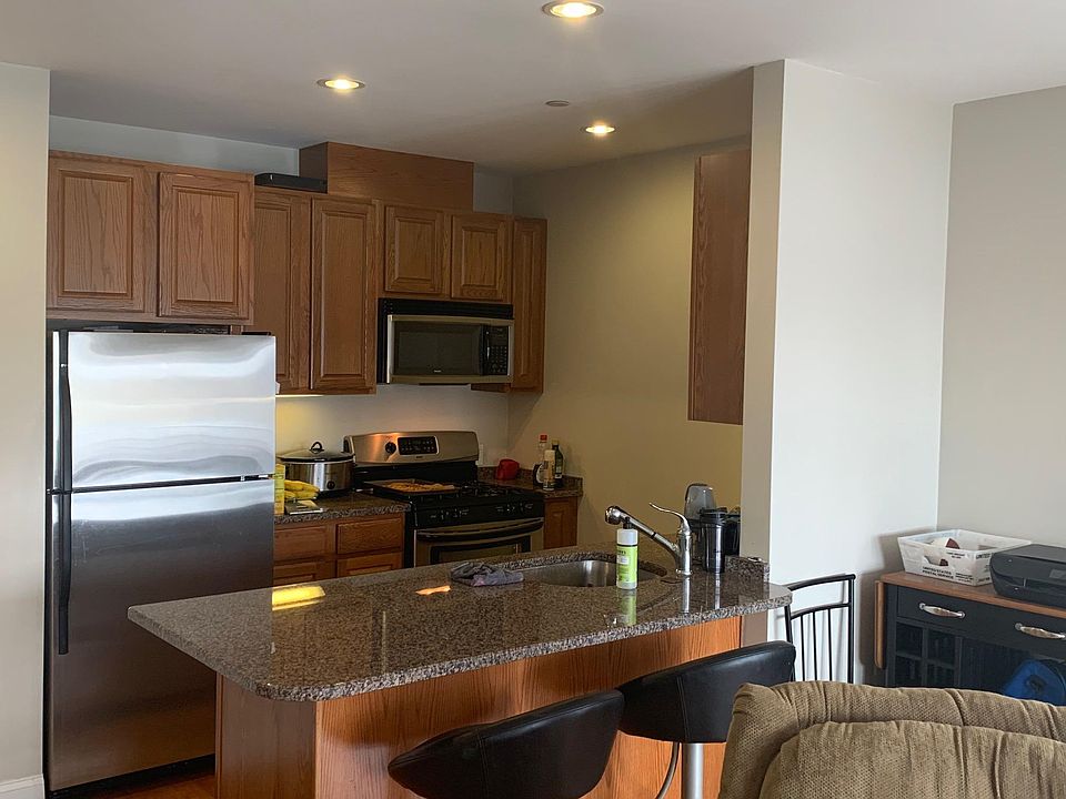 1st image of 1522 Vfw Pkwy Unit 303