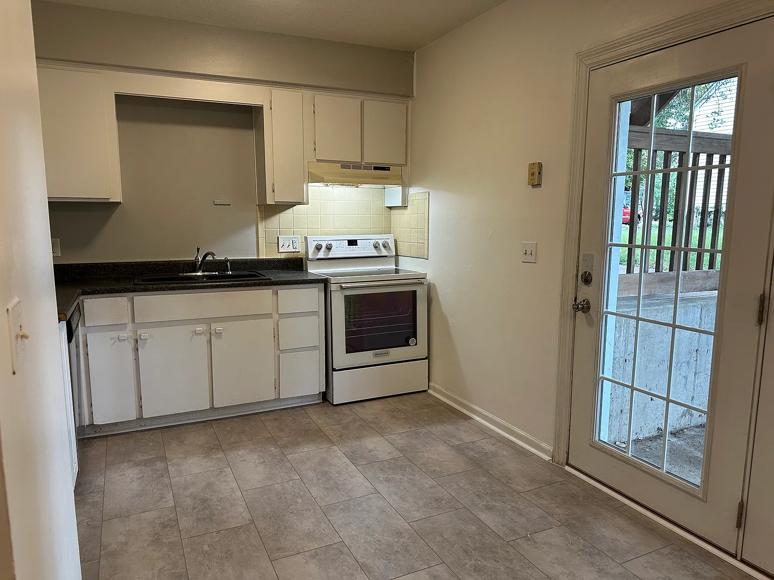 3 bed, 1040 sqft, $1,275 — Photo 2