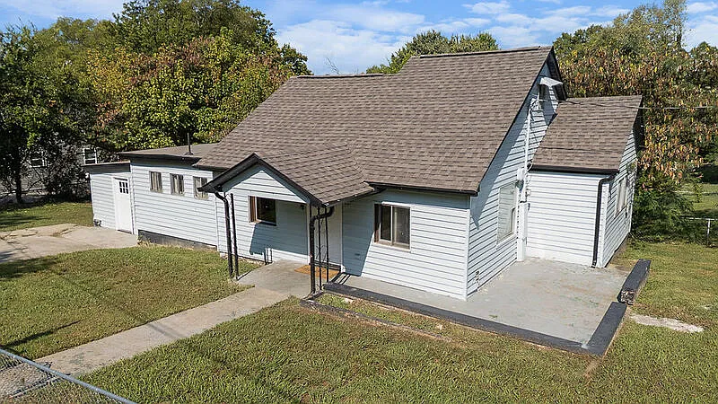 3 bed, 1.0 bath, 1292 sqft, $1,695 — Photo 1