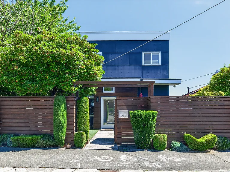 Excellent location; close to DT Seattle and a quick trip to airport