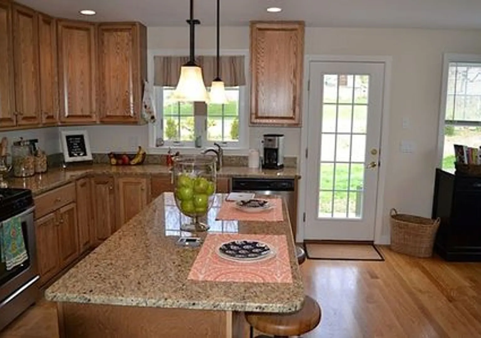 Welcome Home, Beautifully Updated Stellar Neighborhood — Photo 2