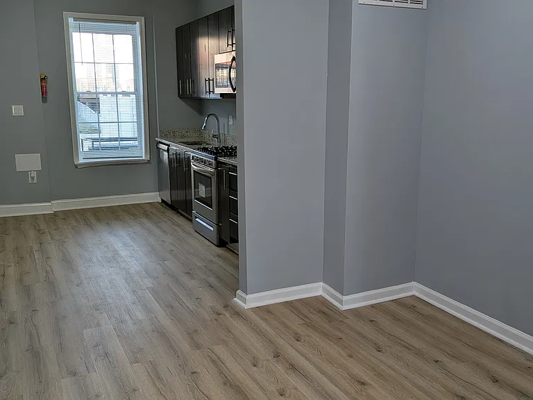 1726 Carswell St — Photo 3