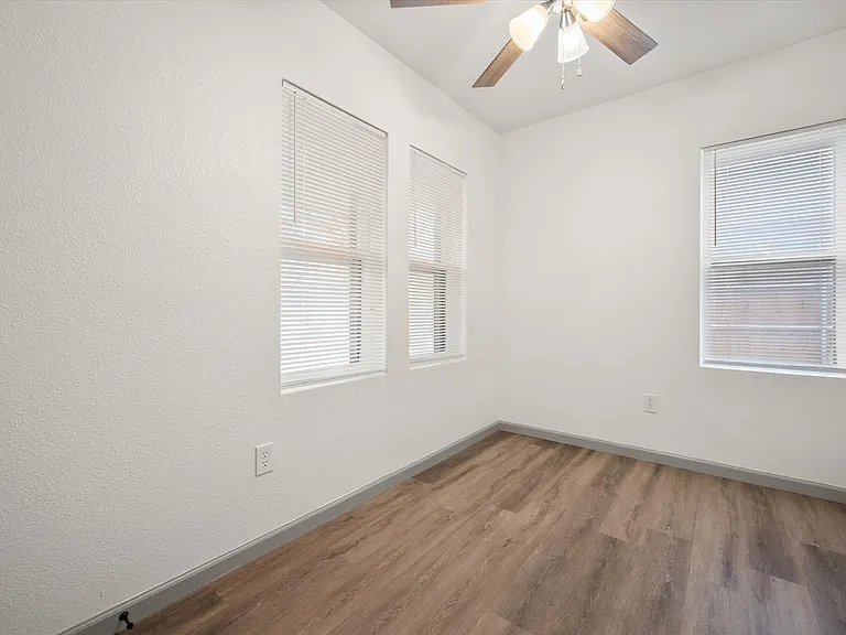 2207 Prairie Ave — Photo 22