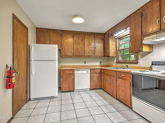 3rd image of 126-128 Sycamore Dr