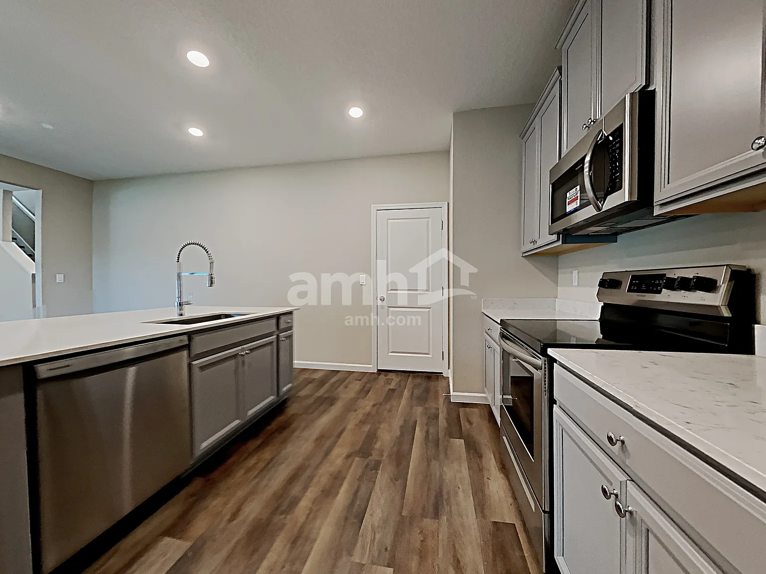 5 bed, 2.5 bath, 2358 sqft, $2,730 — Photo 4